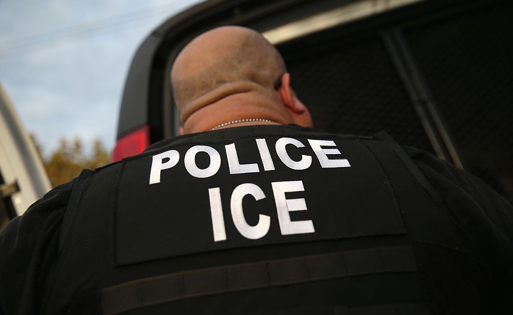 Агенты ICE задержали протестующего против жестокости полиции, по сообщениям гражданина США и военного ветеринара, в Нью-Йорке thumbnail