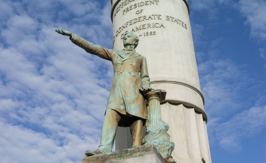 Статуя Джефферсона Дэвиса, снесенная протестующими в Вирджинии thumbnail