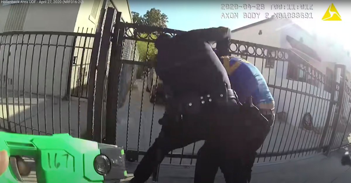 Полицейский из Лос-Анджелеса обвиняется в нападении после того, как на видео показано, как он избивает безоружного человека thumbnail