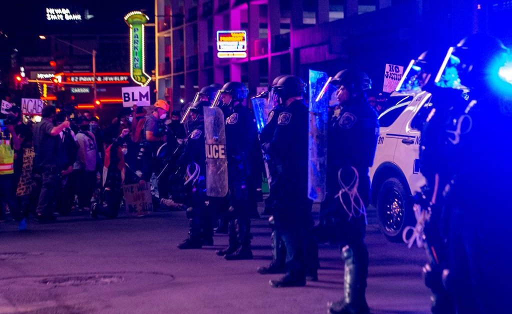 Офицер застрелен в Лас-Вегасе на фоне протестов Джорджа Флойда thumbnail