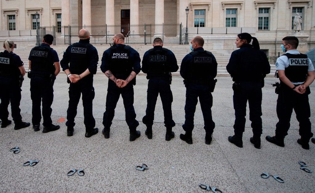 French Police Throw Handcuffs on Ground in Protest of Ban on Chokehold thumbnail