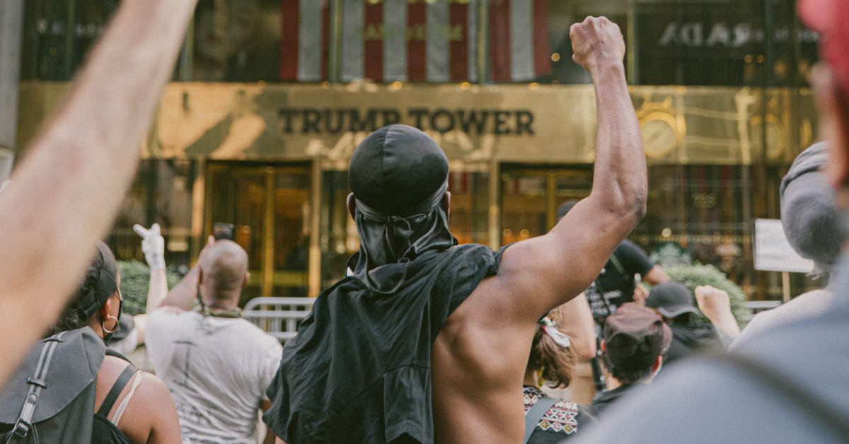 История позади фотографии протестующих за пределами башни Трампа, которая разразилась по всему миру thumbnail