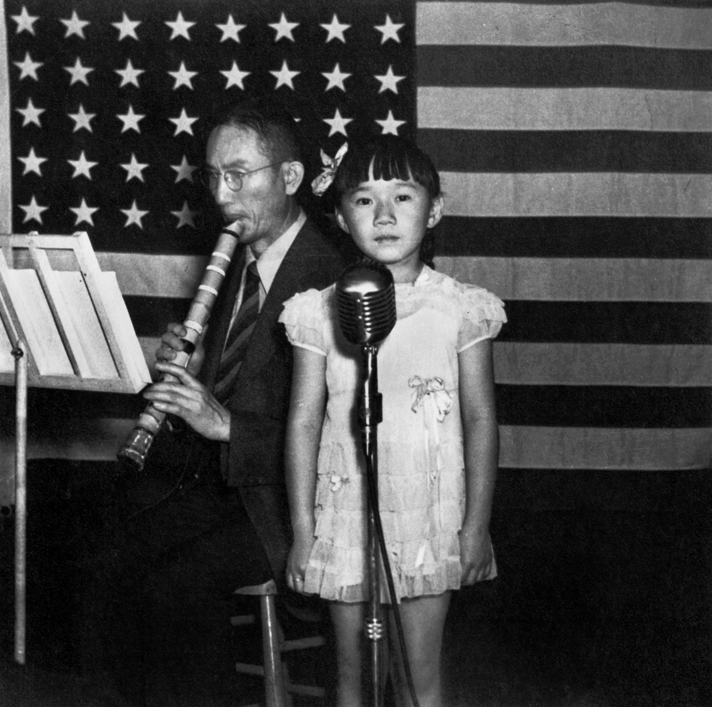 A musician and a girl in Topaz Internment Camp in Utah, July 1945 (Apic/Getty Images)