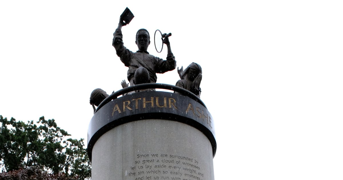 Статуя Артура Эша, окрашенная "White Lives Matter" thumbnail