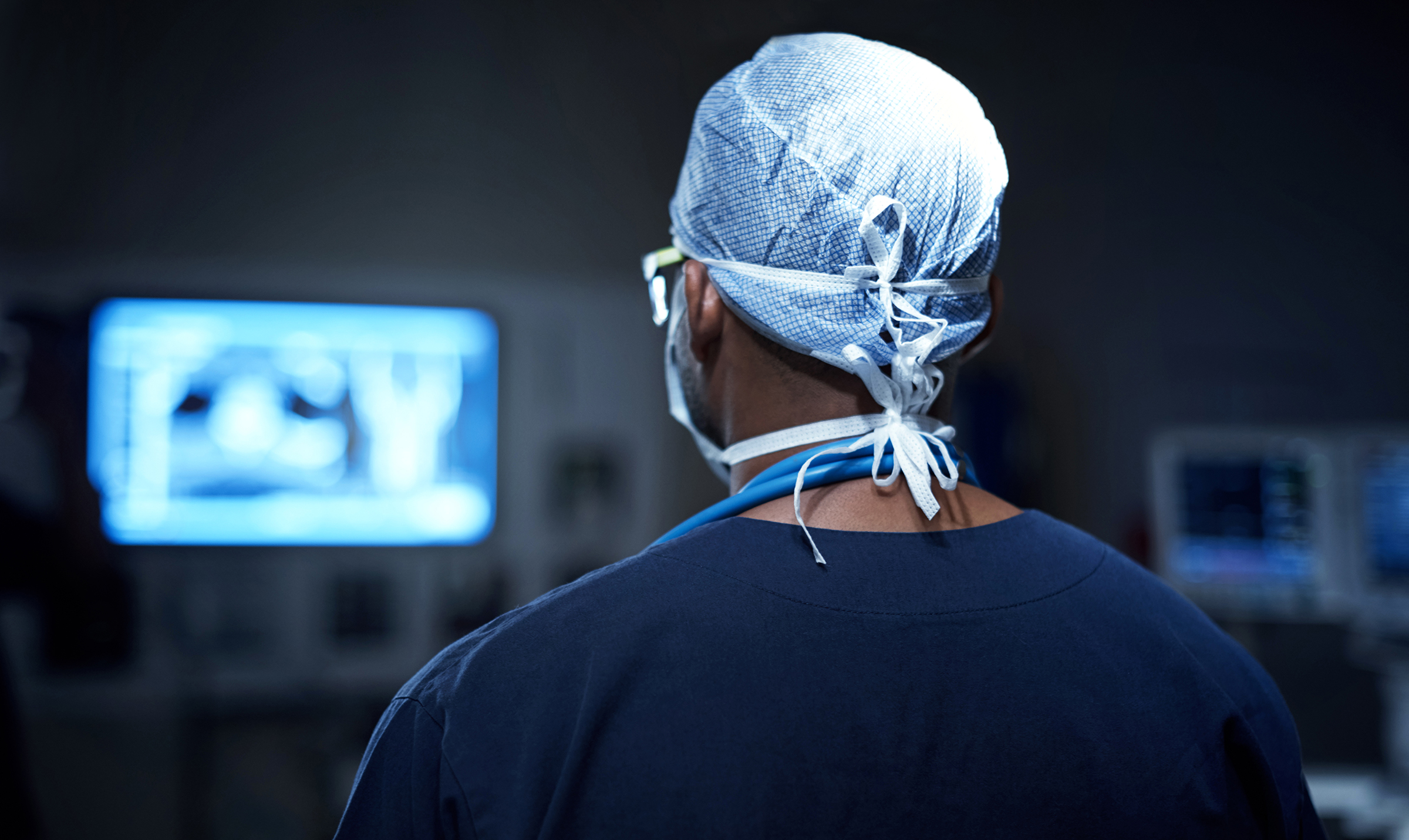 A surgeon stands in an operating room. (Getty Images)