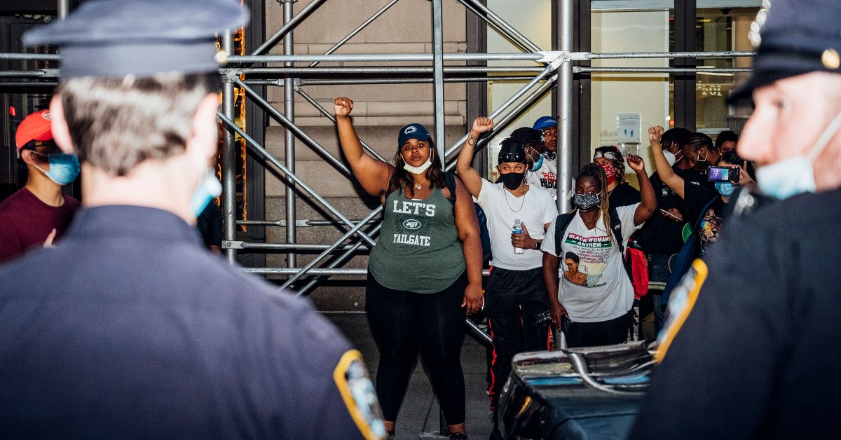 Активисты Black Lives Matter хотят положить конец полицейскому насилию. Но они не согласны с тем, как это сделать. thumbnail