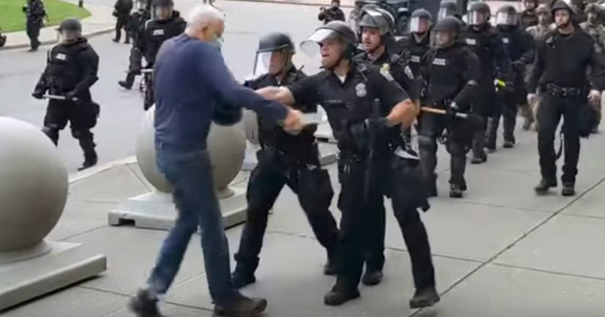 2 сотрудника полиции Буффало, обвиняемых в нападении на 75-летнего демонстранта в вирусном видео thumbnail