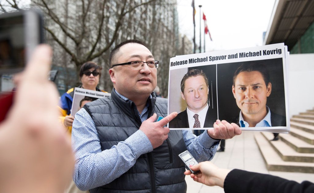 Китай обвиняет 2 канадцев в шпионаже по делам, связанным с Huawei thumbnail