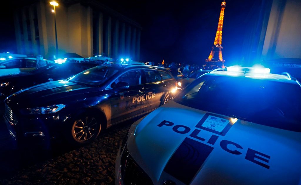 Под давлением полиции Франция отменяет объявленный запрет на удушение thumbnail