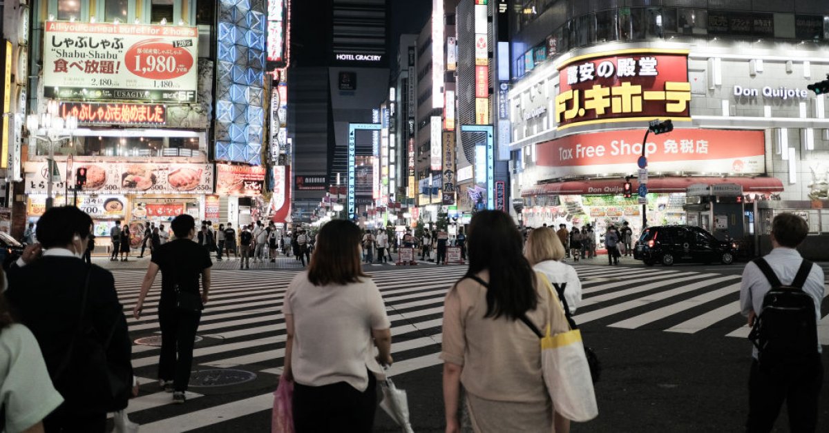 Местные СМИ заявляют, что в Токио наблюдается рост числа случаев коронавируса в связи с отменой бизнес-ограничений thumbnail