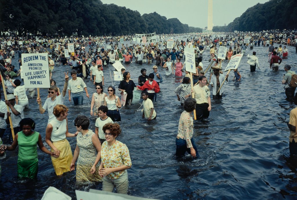 Protestors wading in the Lincoln Memorial reflecting pool in Washington, D.C., during the Poor People's Campaign, or aka the Poor People's March on Washington on June, 19, 1968. (John D. Bunns Jr./Pictorial Parade/Archive Photos—Getty Images)