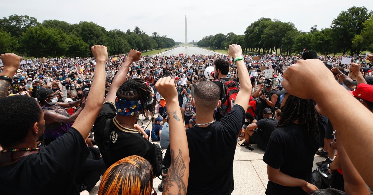 Тысячи протестующих собрались в Вашингтоне, округ Колумбия, на крупнейшую в городе демонстрацию thumbnail