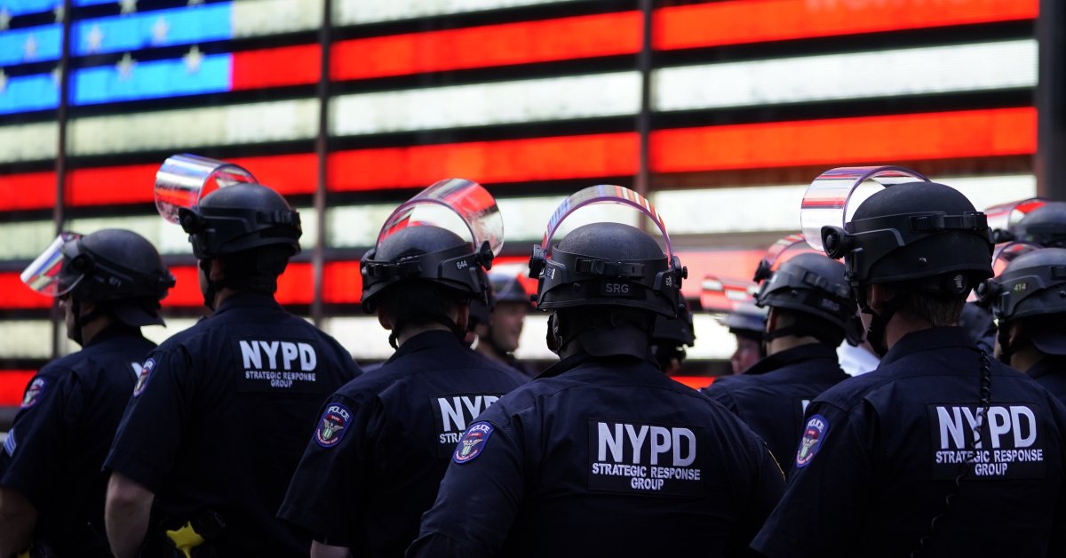 Нью-Йорк губернатор Эндрю Куомо подписывает Закон о подотчетности полиции thumbnail