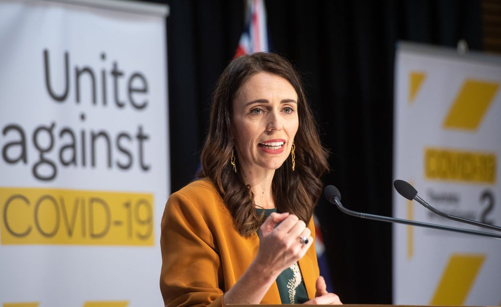 Премьер-министр: Новая Зеландия ликвидировала коронавирус thumbnail