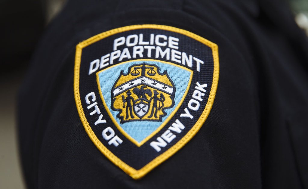 Офицер полиции Нью-Йорка отстранен от работы после того, как положил руку ему на шею в «очевидном удушении» thumbnail