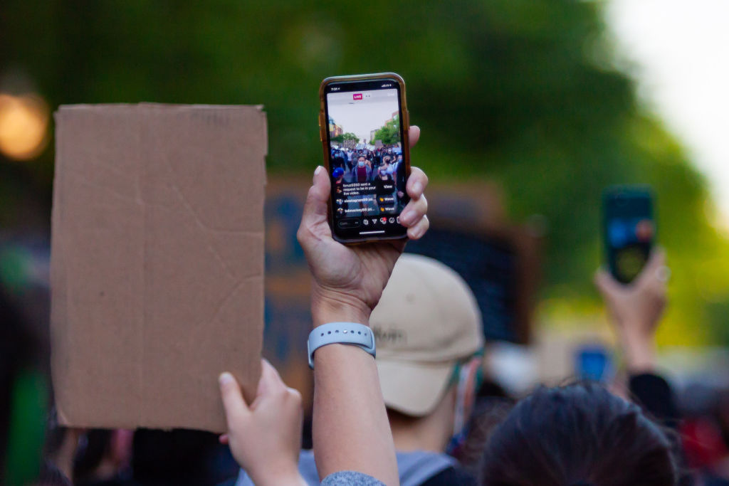 Demonstrators live-stream the protest via smartphones in Uptown neighborhood of Chicago, the United States, June 1, 2020. (Javage Logan — Xinhua/Getty Images)