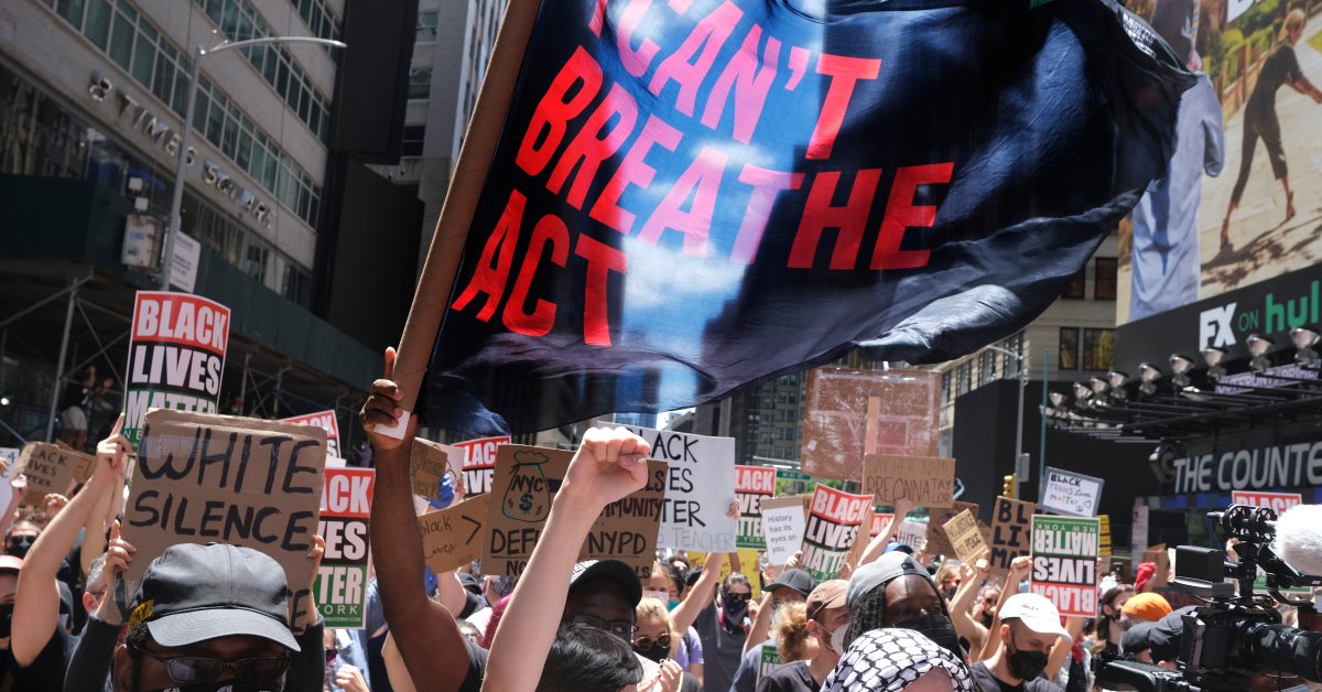 Официальные лица Нью-Йорка призывают протестующих пройти тестирование на коронавирус thumbnail