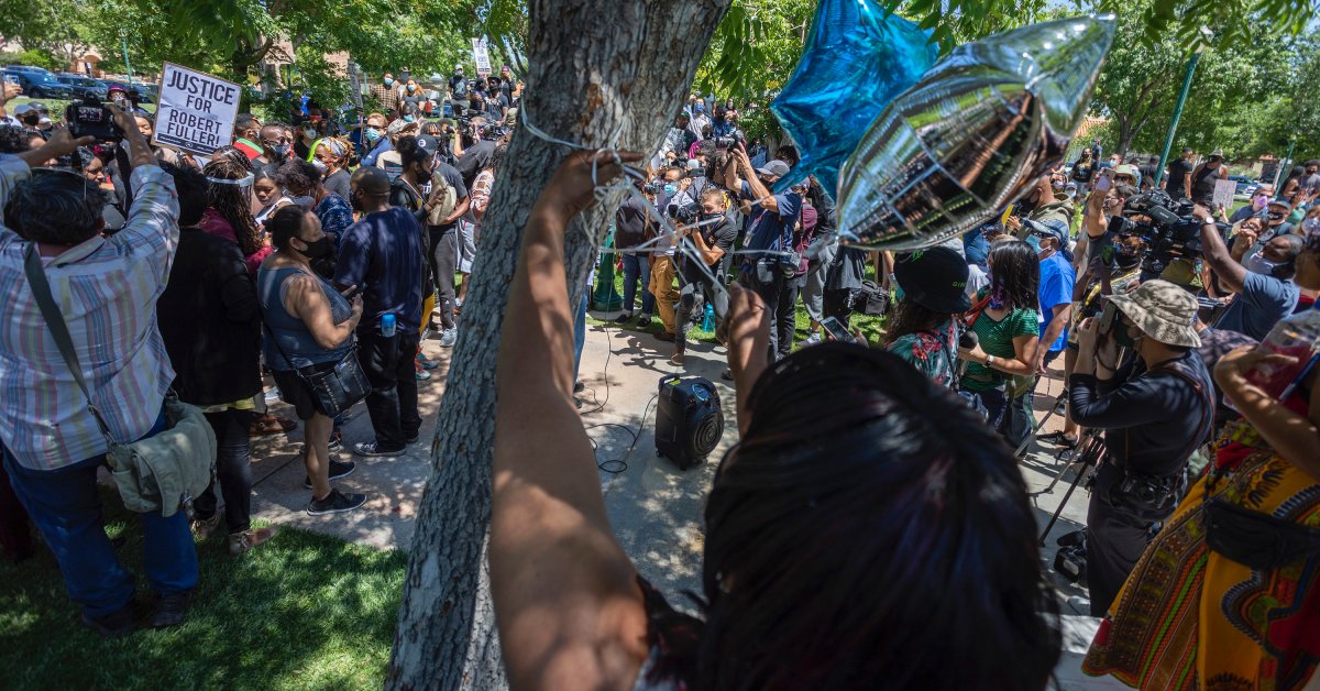 Полиция Калифорнии расследует смерть черного человека, найденного повешенным на дереве возле здания муниципалитета thumbnail