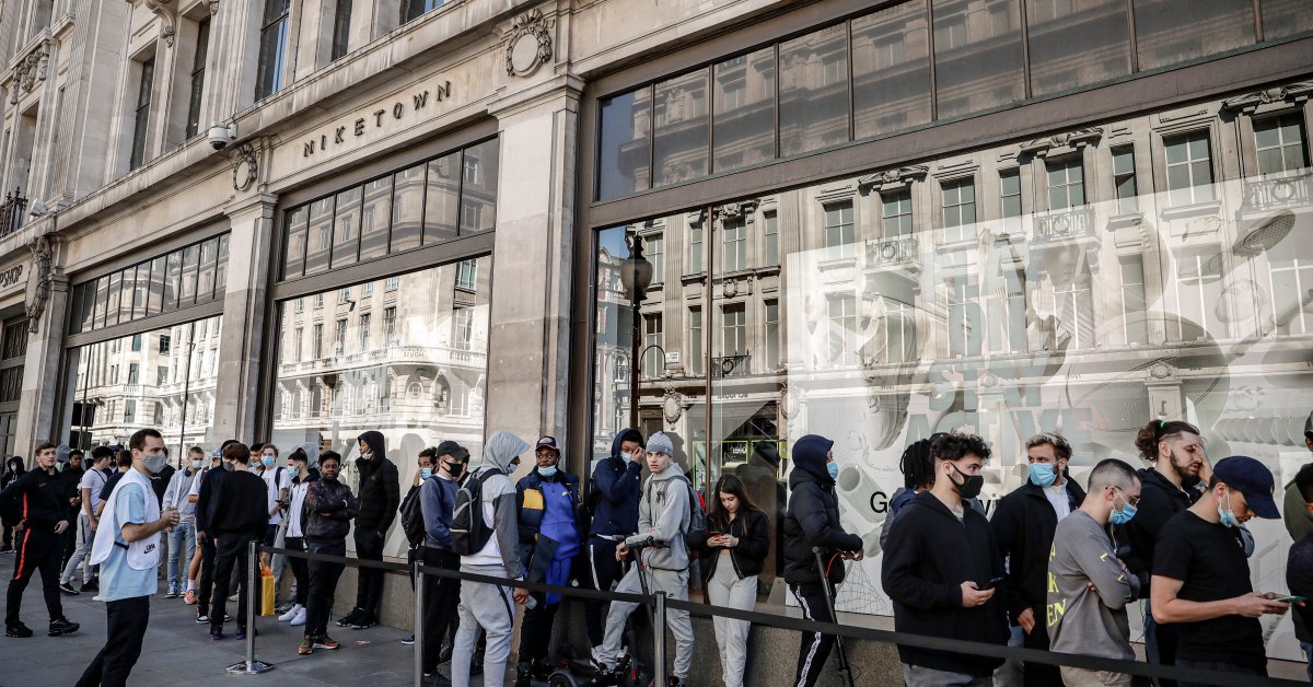 Британские покупатели формируют длинные линии, так как розничные магазины вновь открылись thumbnail