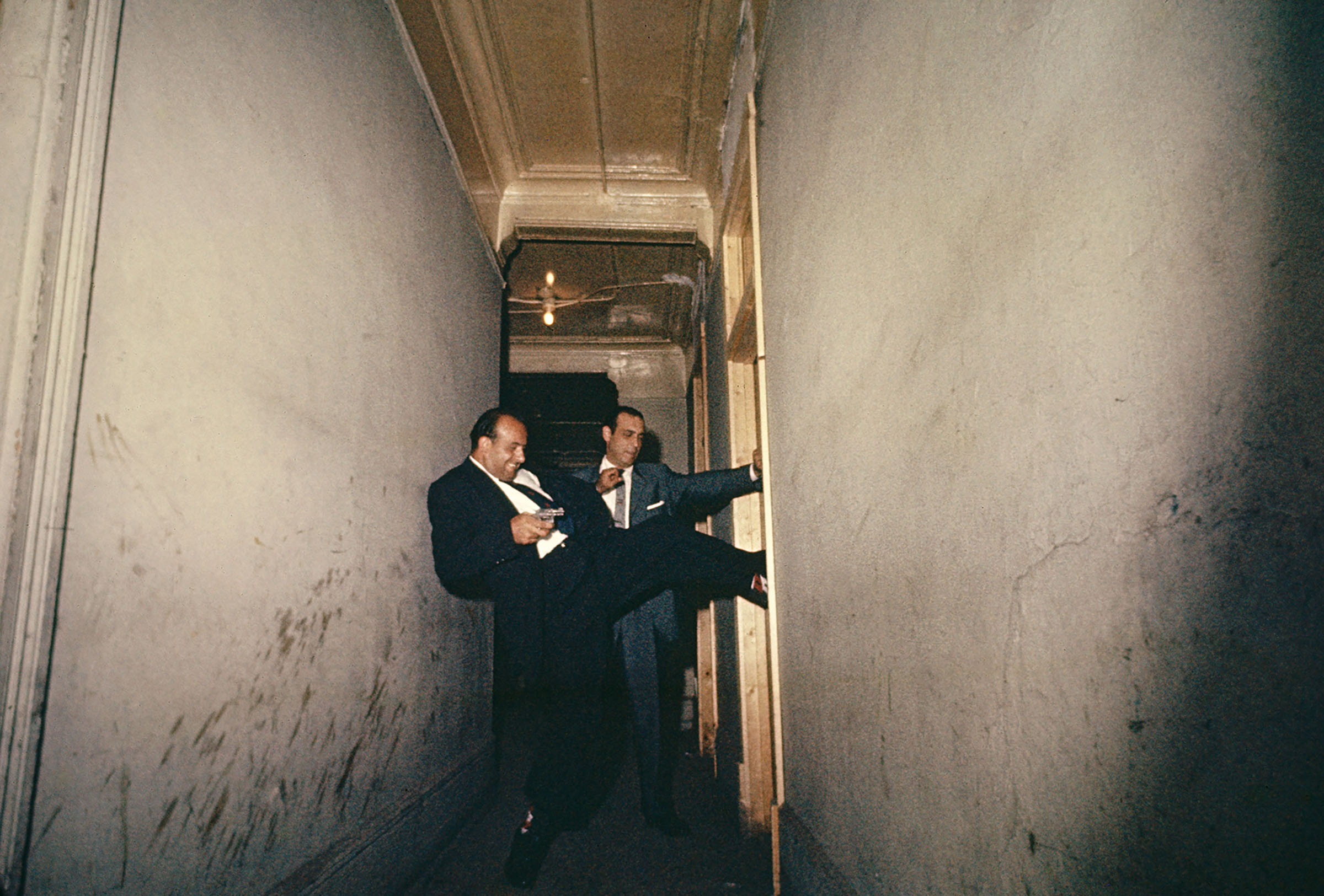 Raiding Detectives, Chicago, Illinois, 1957 (© Courtesy The Gordon Parks Foundation)