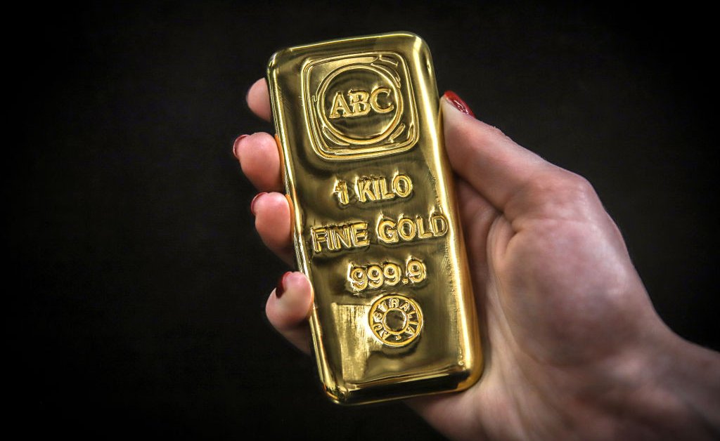 Золото приближается к 2000 унциям в унции, когда оно поднимается до небывало высокого уровня в неопределенном мире thumbnail