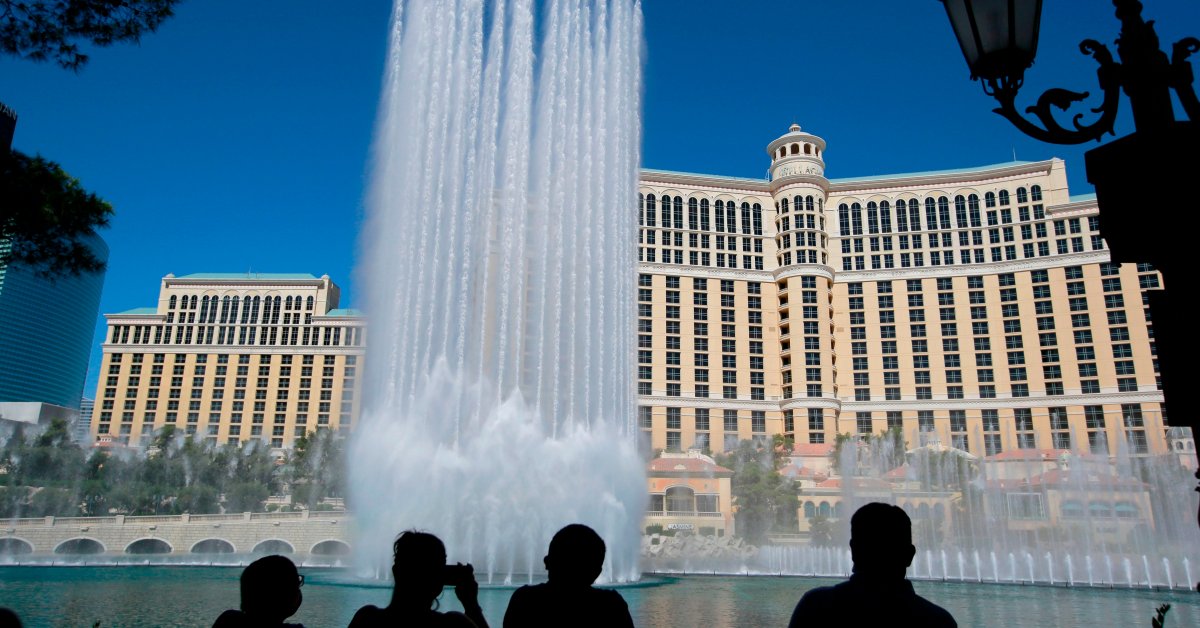 Полиция: человек тонет во время купания в бассейне с фонтаном в отеле Las Vegas thumbnail