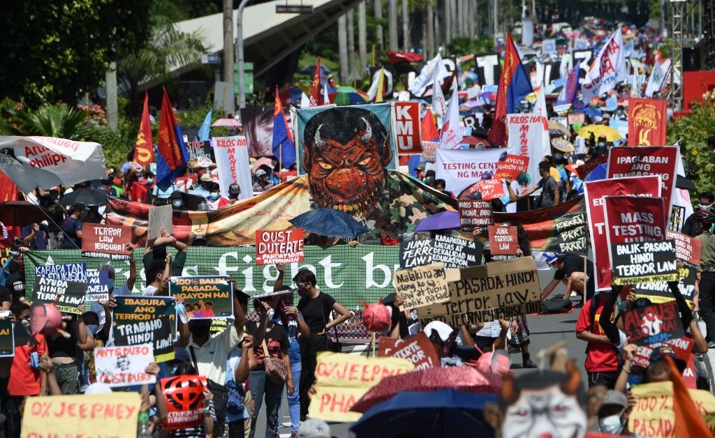 Сотни демонстрантов собрались в Маниле накануне выступления Филиппинского государства Дутерте thumbnail