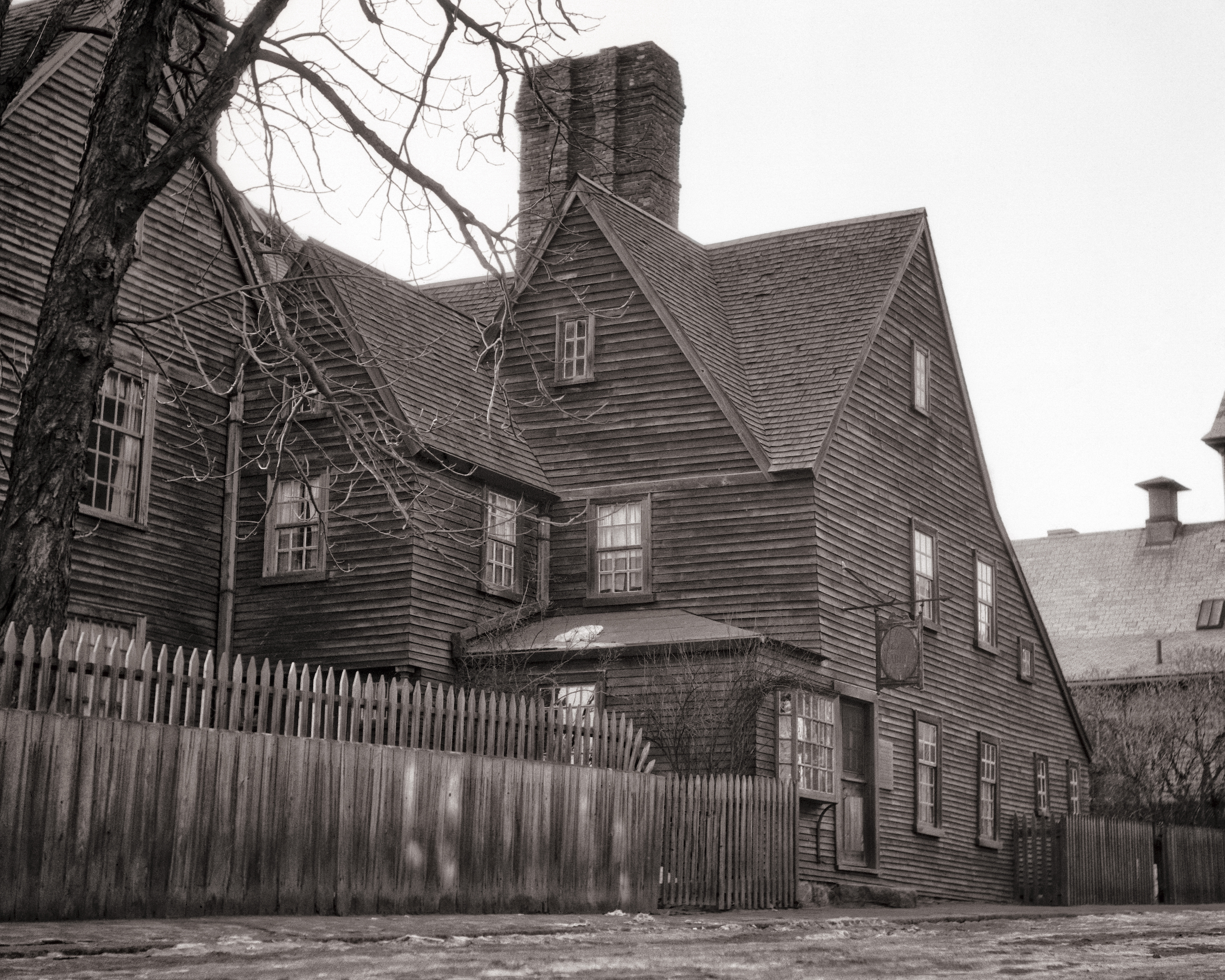 An image of The House of the Seven Gables, a 1668 home in Salem, Mass., in the 1940s (H. Armstrong Roberts/ClassicStock/Getty Images)