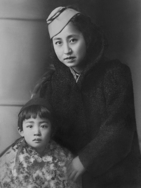 Hideko and their mother before leaving Tokyo