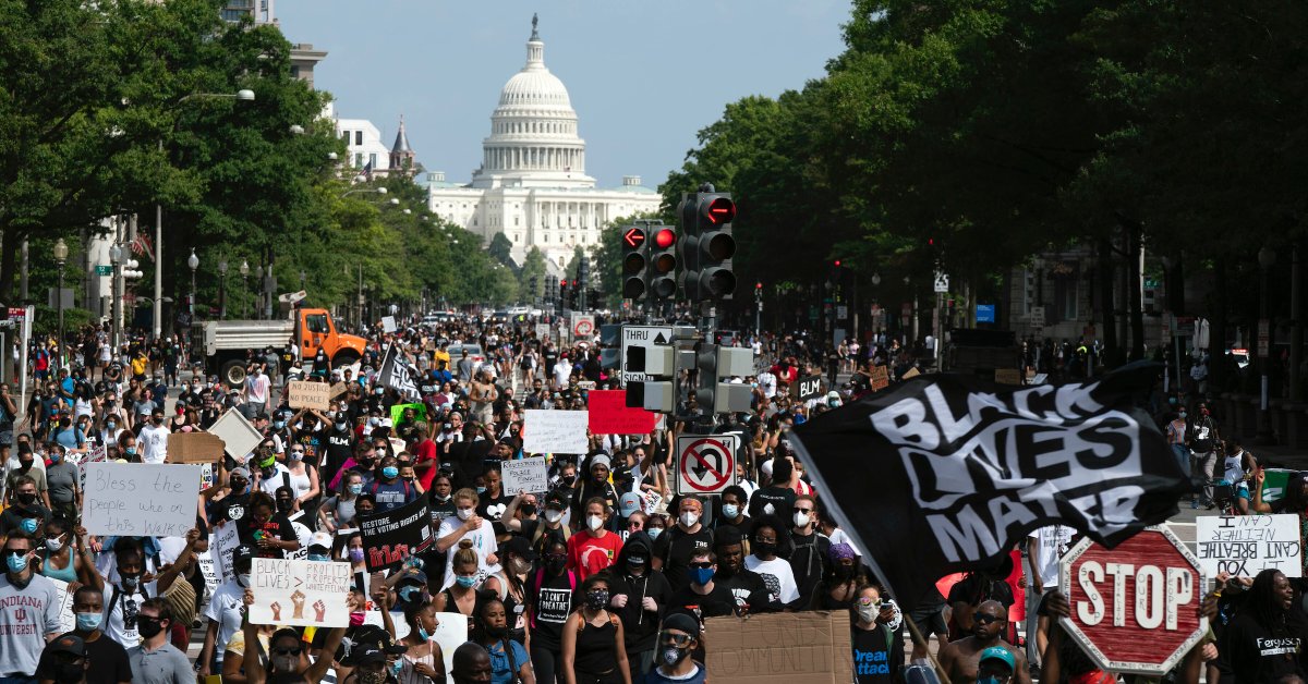 Тысячи людей присоединяются к семьям жертв жестокости полиции, чтобы осудить расовую несправедливость в марте 2020 года в Вашингтоне thumbnail