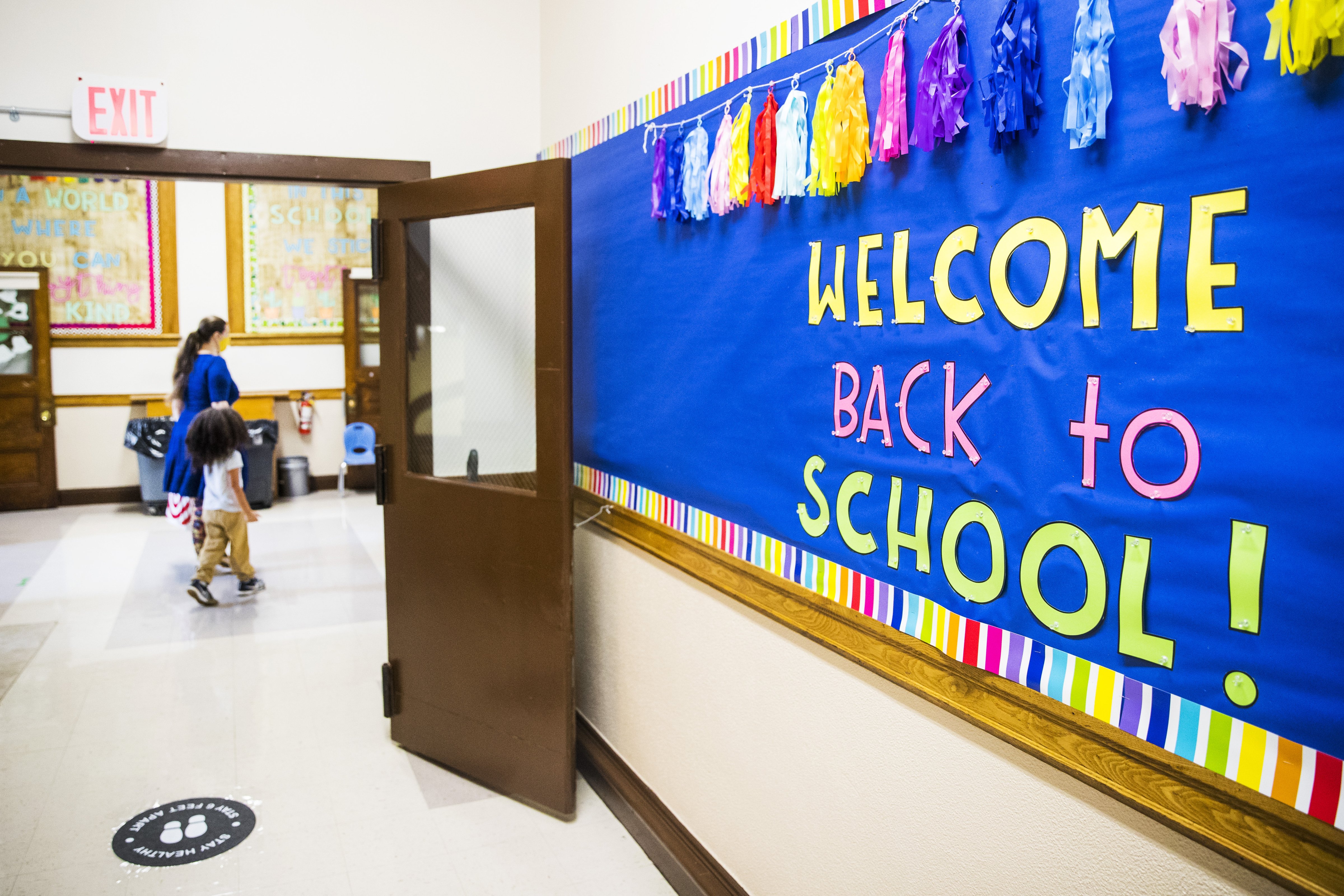 A sign reads "Welcome Back to School" at a Catholic elementary school in Brookline, Mass., on Aug. 25, 2020. (Adam Glanzman—Bloomberg/Getty Images)