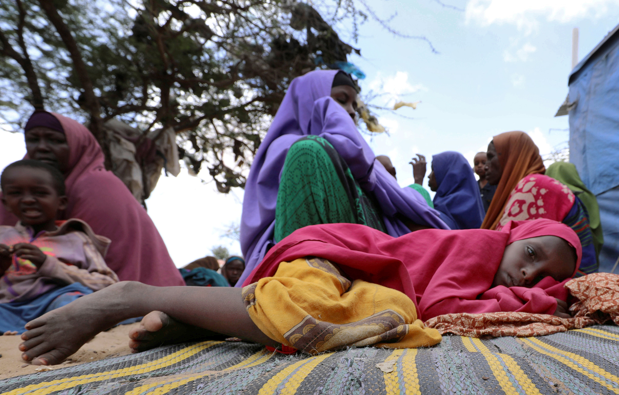 Las familias somalíes desplazadas tras un aumento de los ataques aéreos estadounidenses tras huir del sur de Somalia descansan en un campo de desplazados internos cerca de Mogadiscio el 12 de marzo de 2020.