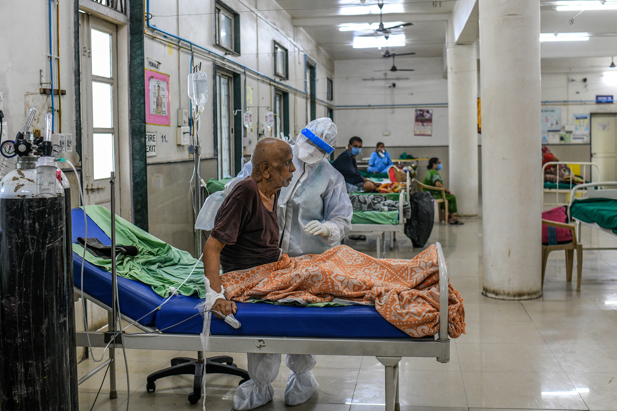 A nurse cares for a COVID-19 patient in the ICU at the Aundh District Hospital in Pune on Aug. 11. (Atul Loke for TIME)