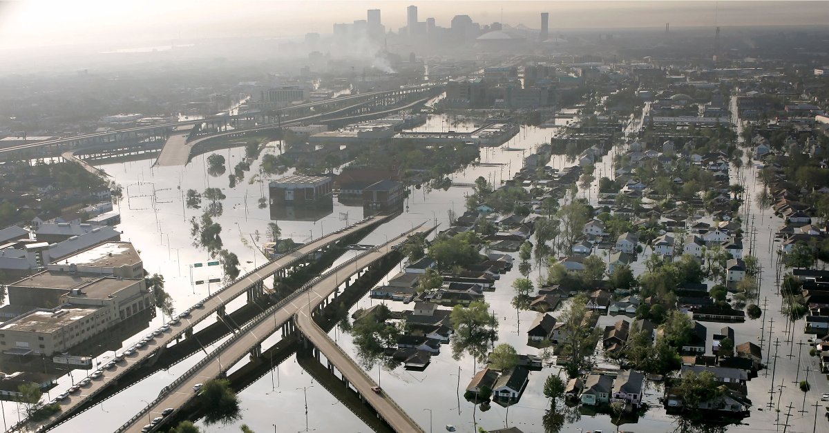 Ураган «Катрина» показал нам, насколько сильно правительство может подвести свой народ. Пятнадцать лет спустя модель продолжается thumbnail