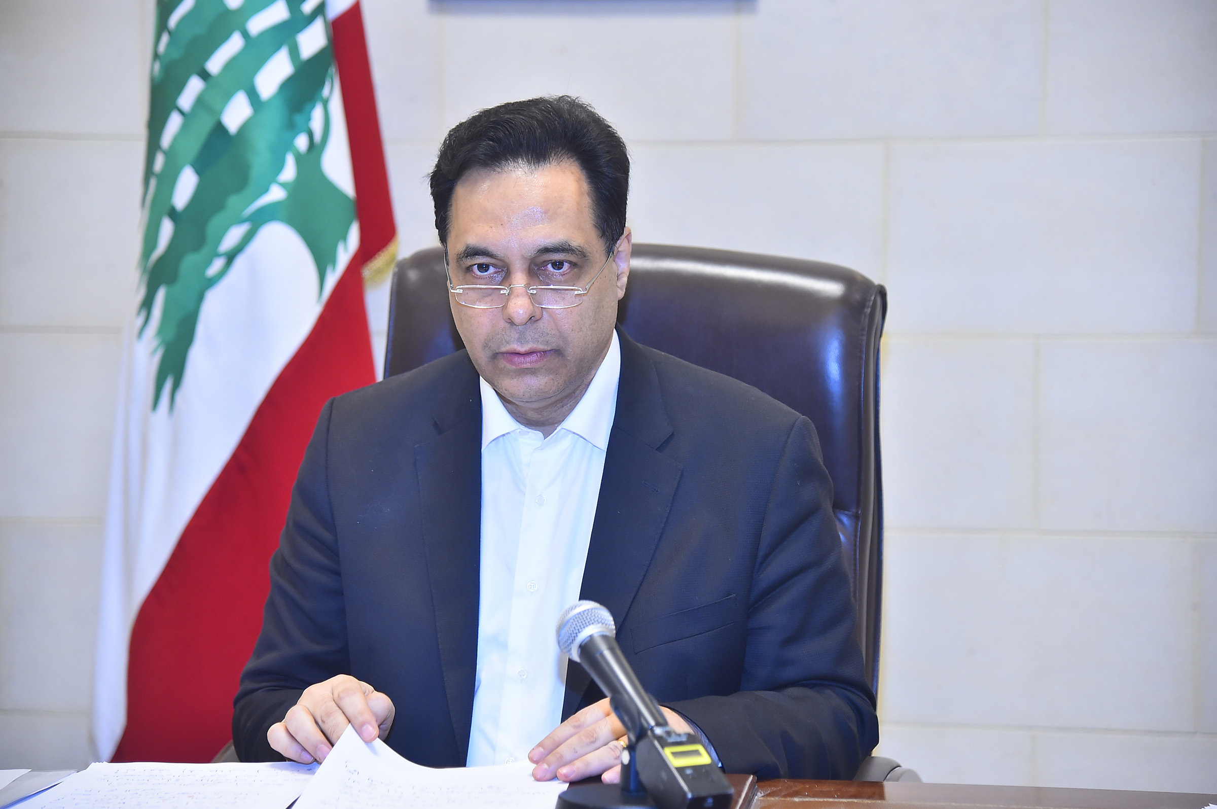 El primer ministro libanés, Hassan Diab, pronuncia un discurso sobre la explosión masiva en Beirut.
