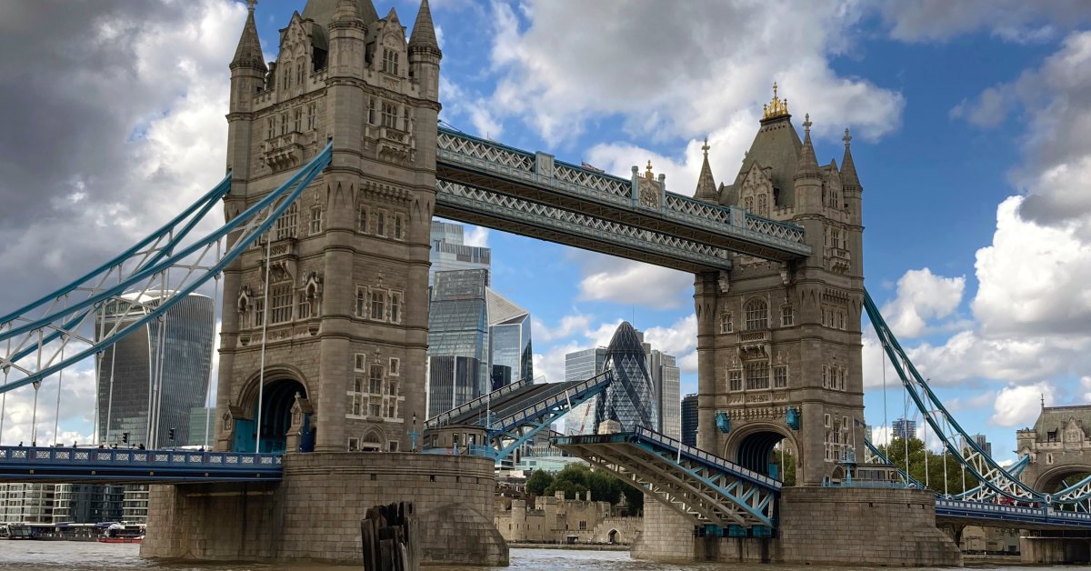 Знаменитый лондонский Тауэрский мост застрял в открытом положении thumbnail