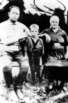 Mikhail Gorbatchev, here as a child in Privolnoe (Ukraine) c. 1935 (4 years old)