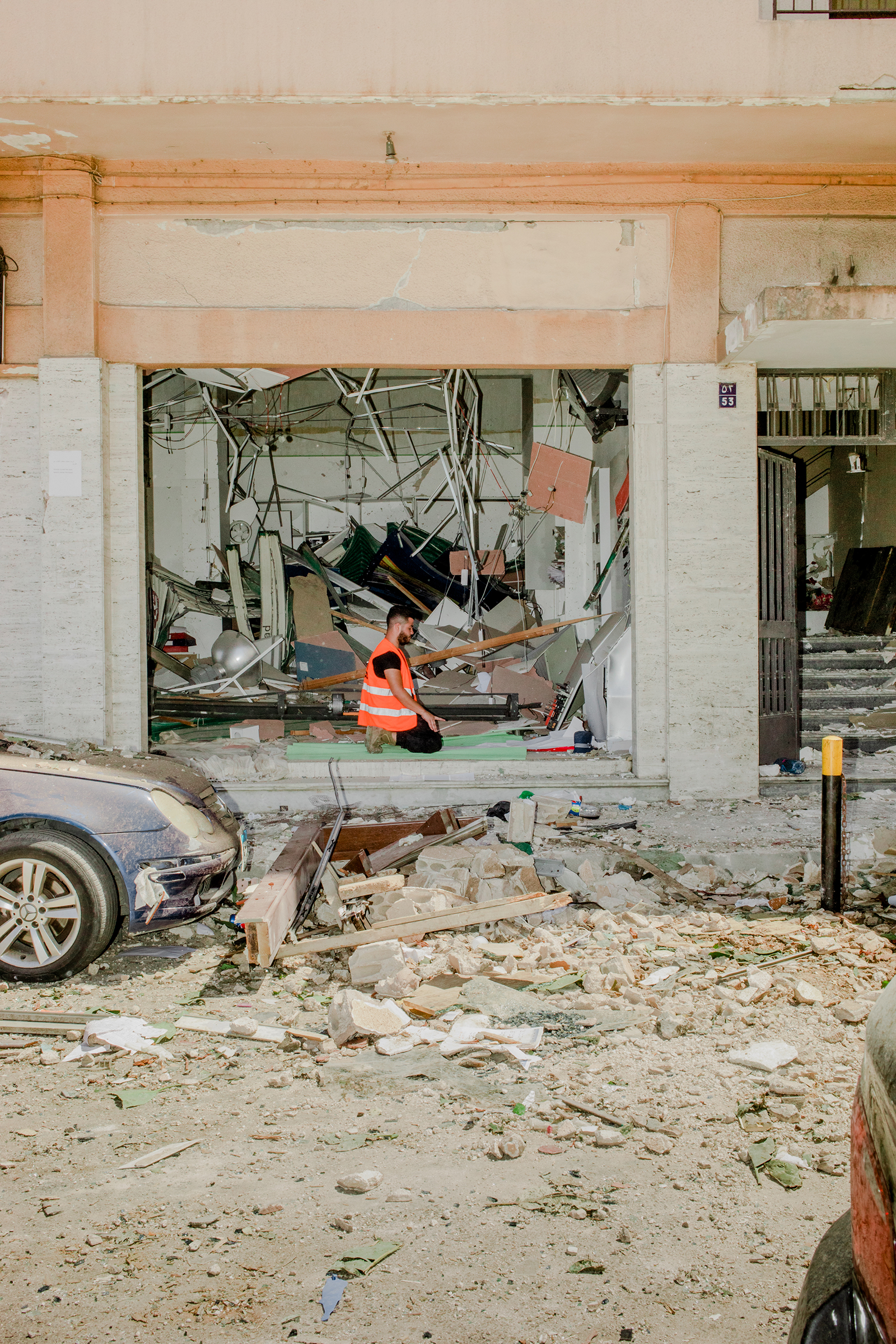 Un voluntario llamado Ahmad, que trabaja con una organización palestina que ayuda a las víctimas de la explosión masiva en Beirut, reza entre los escombros el 5 de agosto de 2020.
