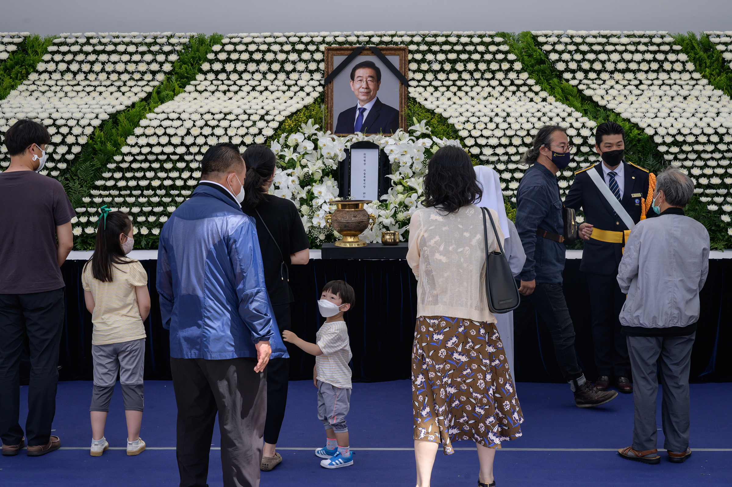 Mourners pay their respects at a public memorial for Park in Seoul on July 11