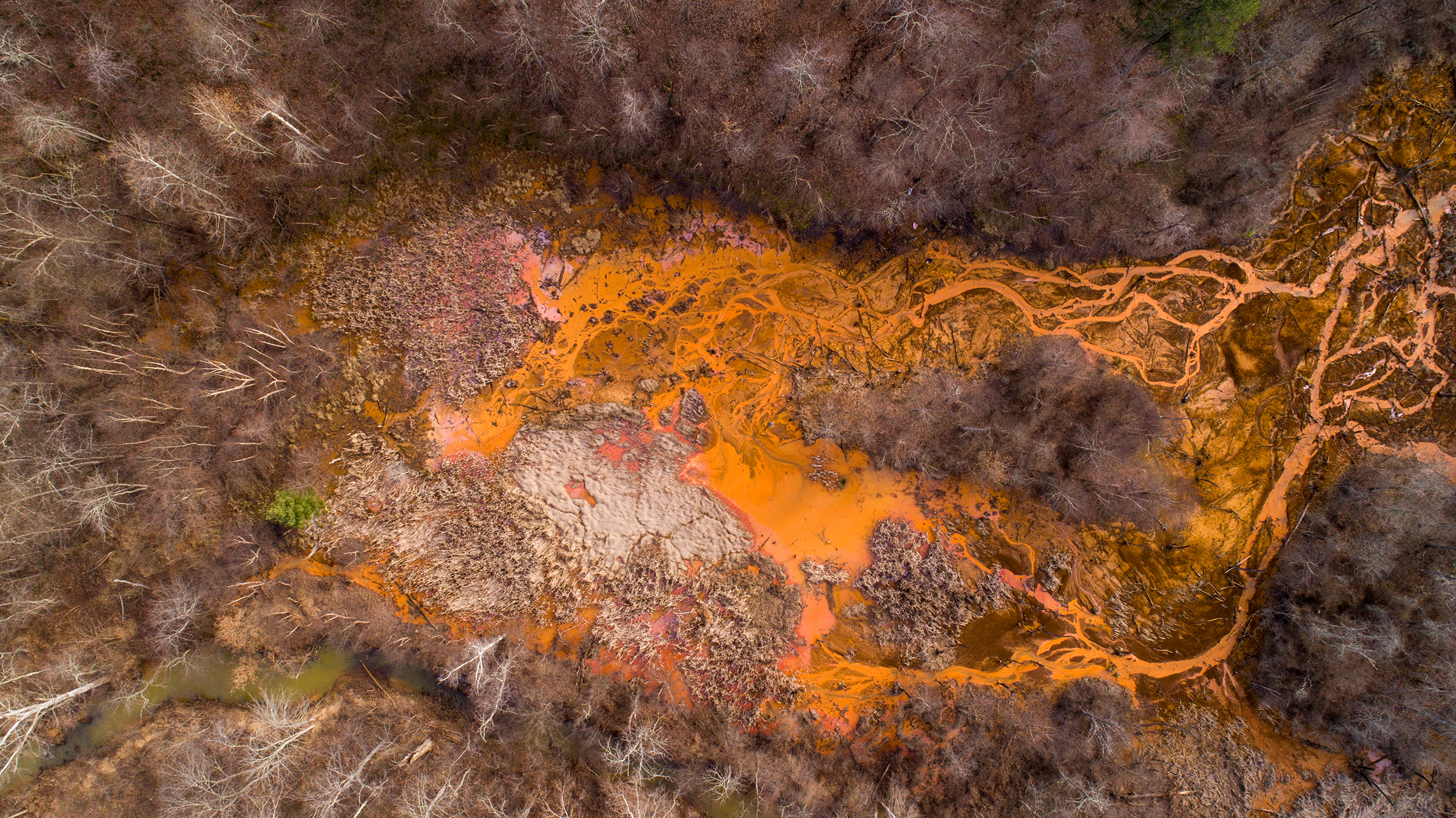 Acid Mine Drainage site in Oreton, Ohio. Ohio has more than 1,300 stream miles polluted with heavy metals from acid mine drainage. ©2018 Ohio University. All rights reserved/ Photo by Ben Siegel
