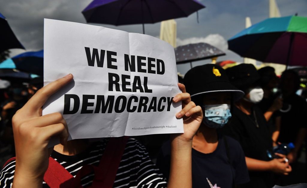 Почему тайские протестующие рискуют получить до 15 лет тюрьмы за критику монархии? thumbnail