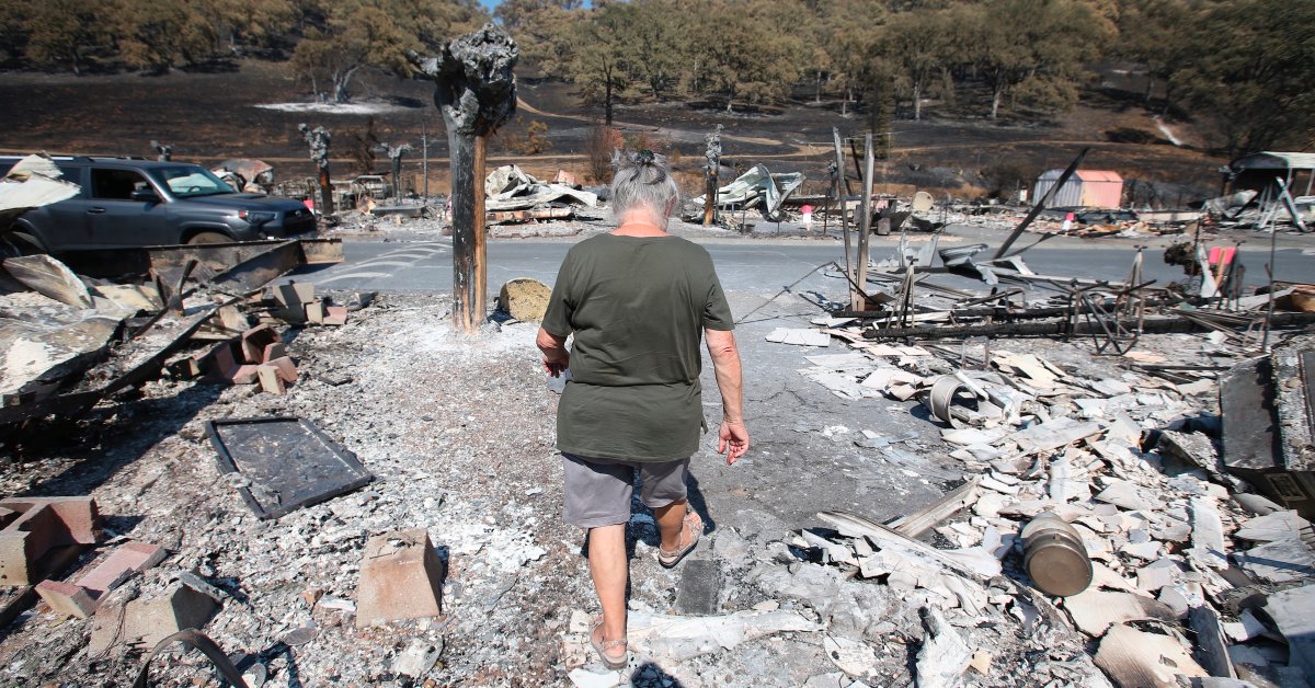Тысячам эвакуированных из Калифорнии разрешили вернуться домой, поскольку прохладная погода замедляет лесные пожары thumbnail