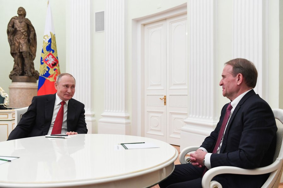 O presidente russo, Vladimir Putin, e Viktor Medvedchuk, presidente da Plataforma de Oposição da Ucrânia, durante reunião no Kremlin de Moscou.
