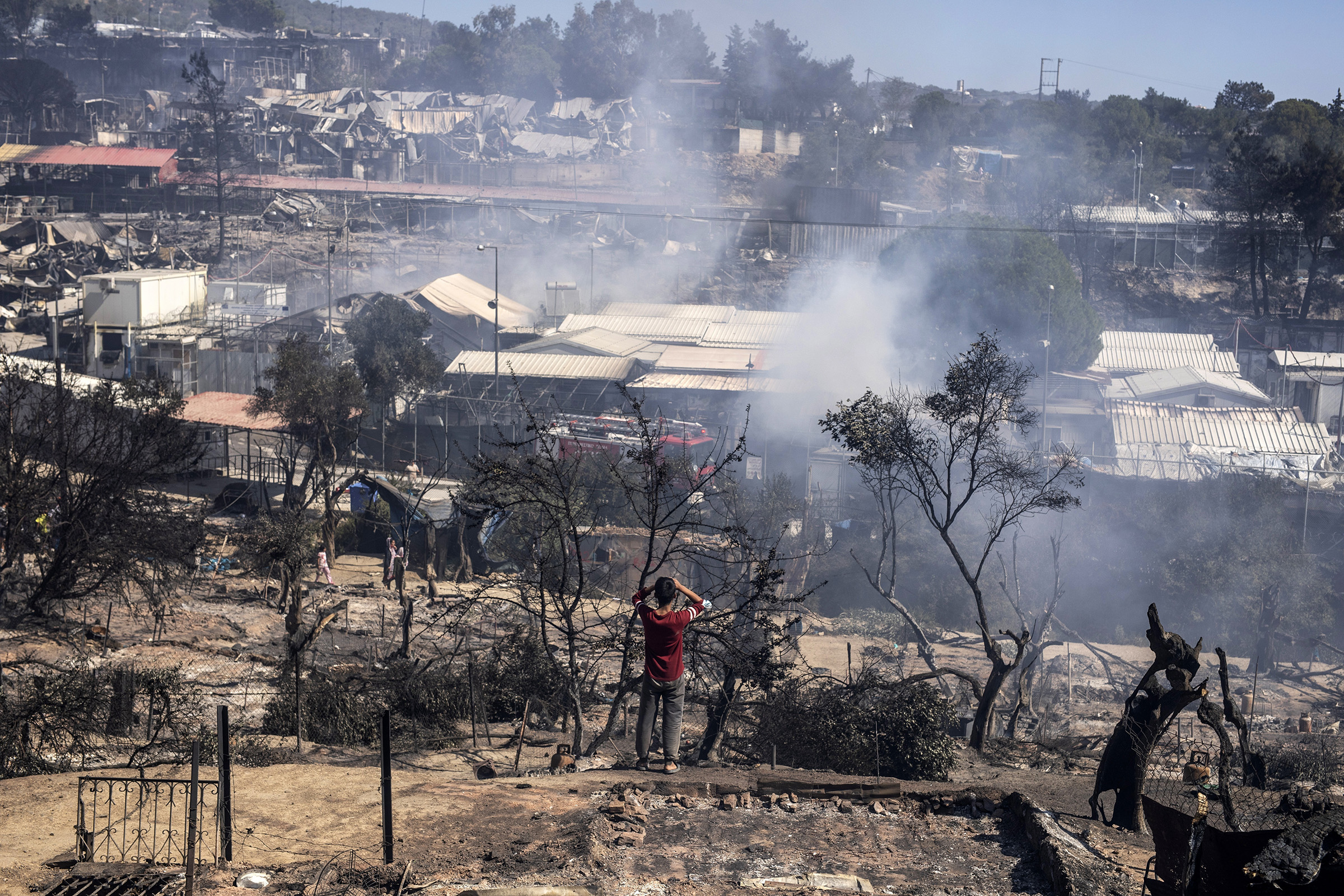 Un migrante observa el campamento de refugiados de Moria quemado en la isla griega de Lesbos el 9 de septiembre de 2020.