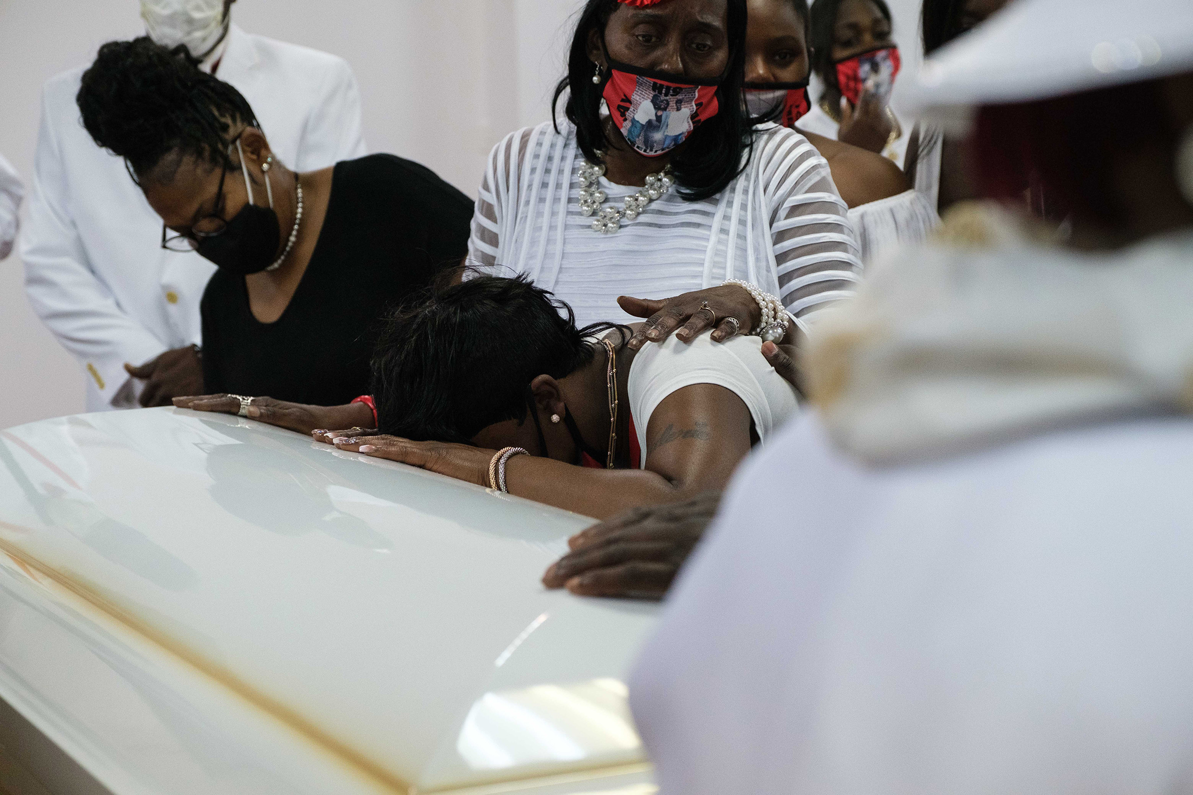 Family members comfort Jamel Floyd’s sister Tawana Floyd during the funeral.