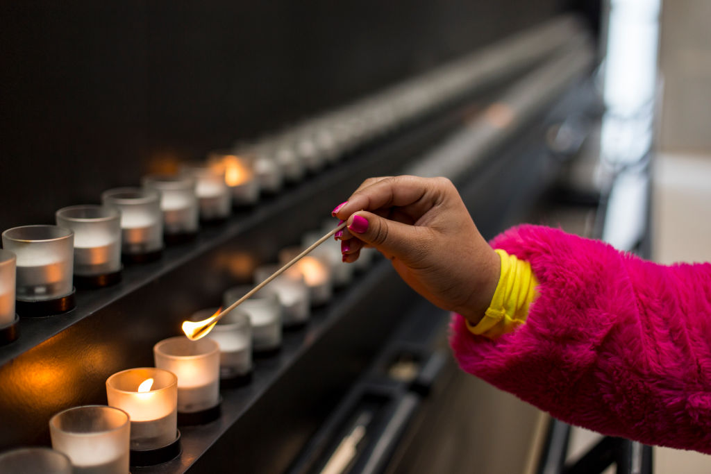 A visitor lights a candle in the Hall of Remembrance at the United States Holocaust Memorial Museum in Washington, D.C., on Nov. 25, 2018. (Thomas Simonetti—The Washington Post / Getty Images)
