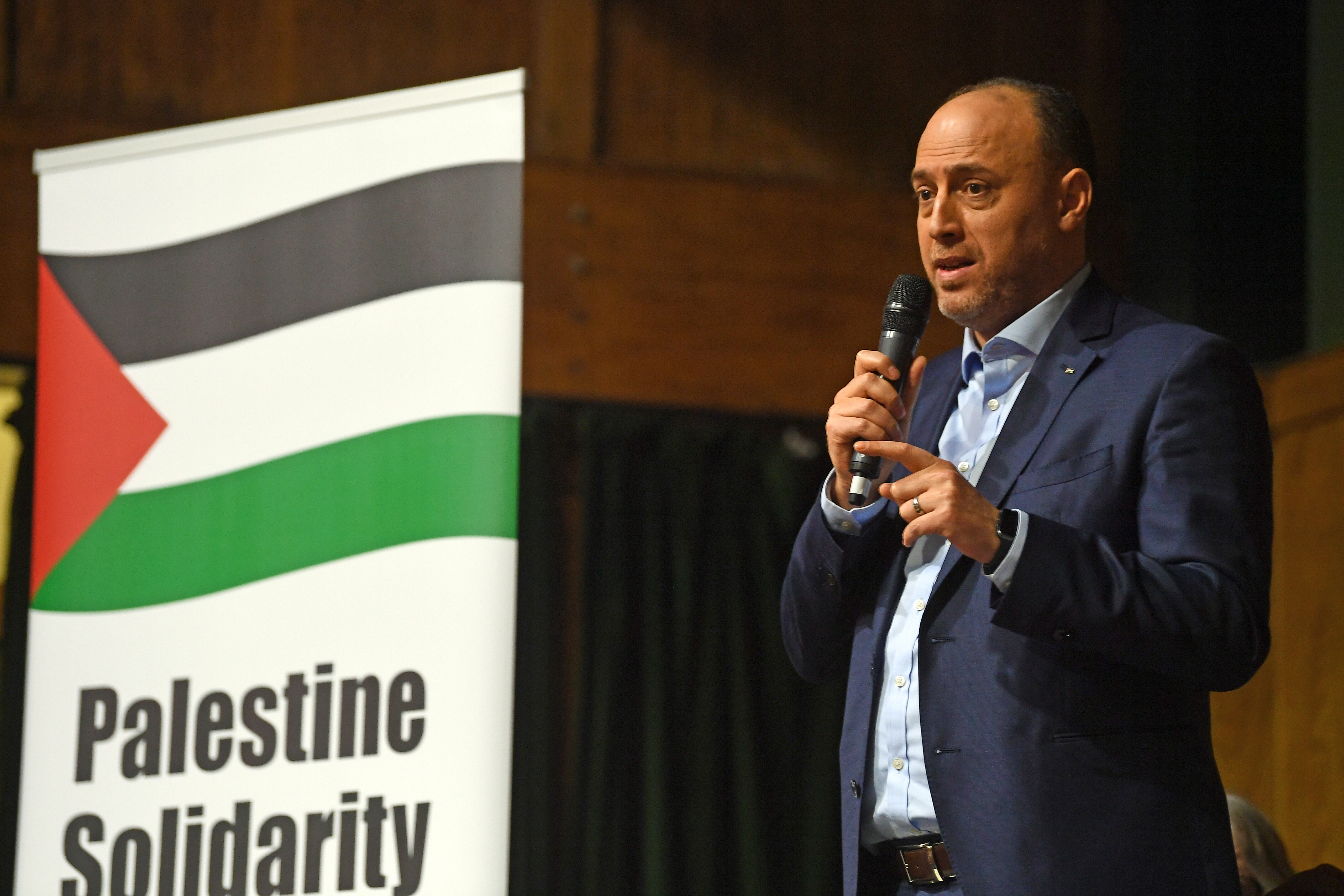 El embajador Husam Zomlot, jefe de la misión palestina en Gran Bretaña, habla en Exist, Resist, Return: ¡No al trato de Trump! organizado por la Campaña de Solidaridad con Palestina en Conway Hall, Londres.