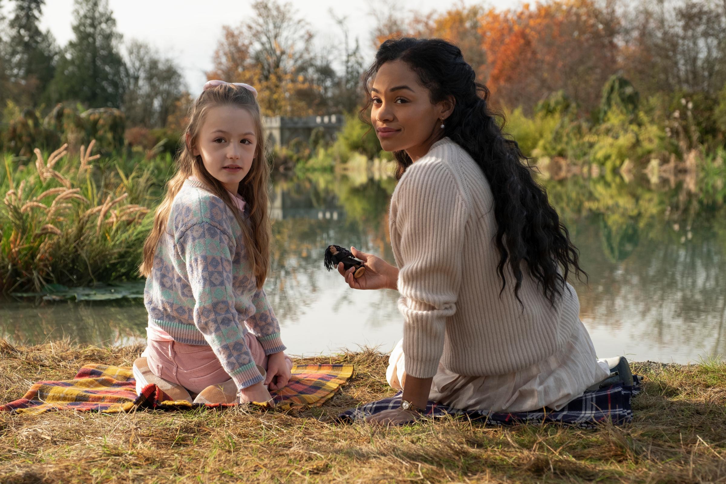 THE HAUNTING OF BLY MANOR (L to R) AMELIE SMITH as FLORA and TAHIRAH SHARIF as REBECCA JESSEL in THE HAUNTING OF BLY MANOR Cr. EIKE SCHROTER/NETFLIX © 2020