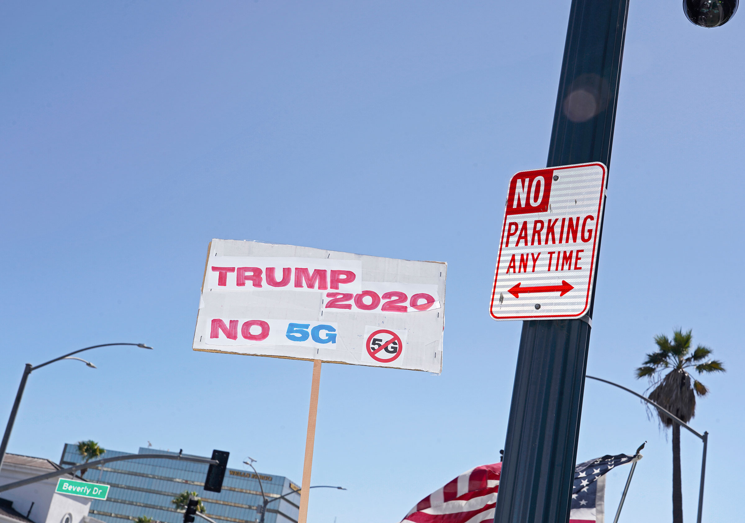 A anti-5G sign at a pro-Trump rally in Beverly Hills, Calif., Aug. 8, 2020. (Jamie Lee Curtis Taete)
