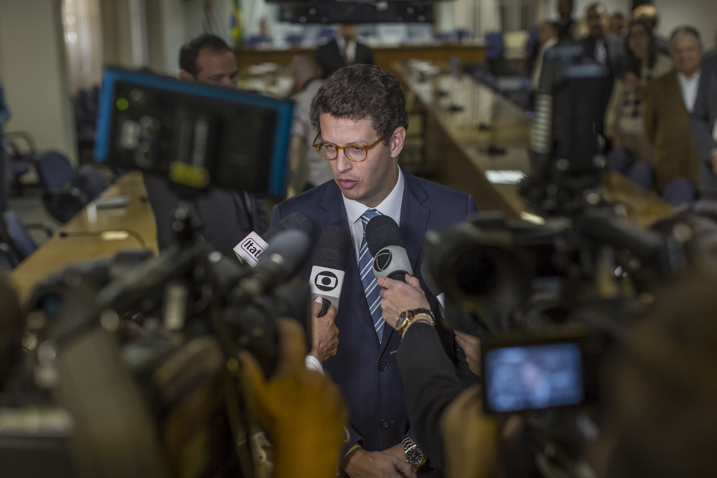 Ricardo Salles, ministro de Medio Ambiente de Brasil, habla con periodistas en Sao Paulo en agosto de 2019. Los activistas dicen que Salles está trabajando para apaciguar ciertas áreas comerciales que son una parte crucial de la base de apoyo de Bolsonaro.